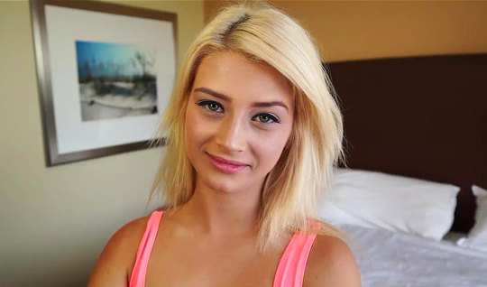 Блондинка прямо на кровати согласилась на съемку домашнего порно крупным планом