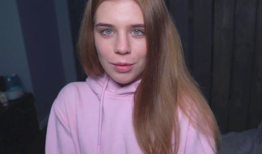 Русская девушка с розовыми волосами кончает от домашнего порно