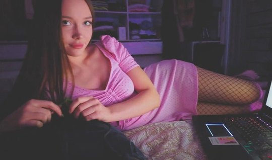 Русская молодая блондинка и ее друг решили снять домашнее порно на камеру