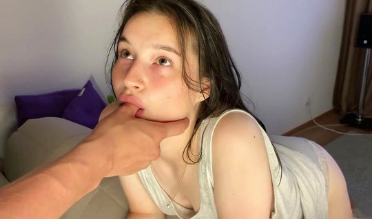Русская молодая девушка раздвигает ноги для порки с волосатым товарищем