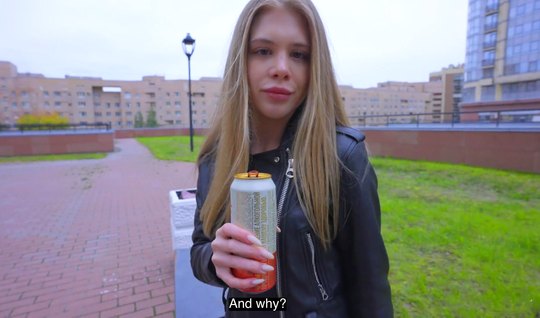 Блондинка с длинными ногами в чулках подставляет киску для русского домашнего порно