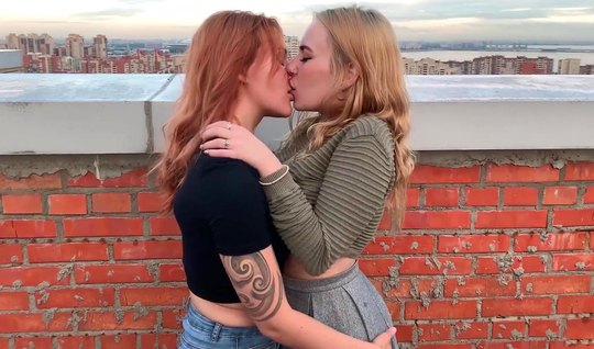 Две молодые лесбиянки с тату на теле трахают друг друга языками