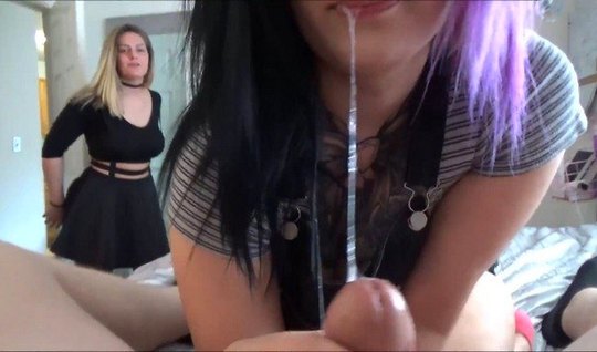 Татуированные девушки устроили своему другу в спальне групповуху