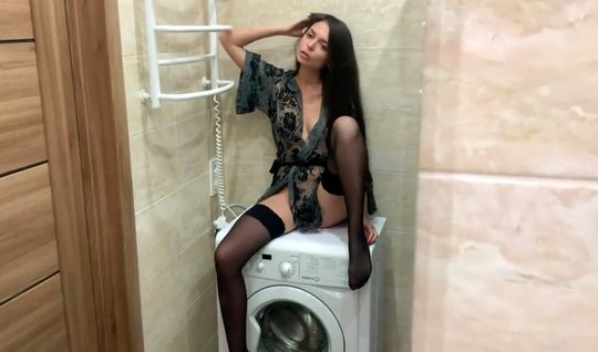 Русская девушка в ванной раздвигает ноги для секса со своим ухажером