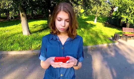 Молодая девушка поддалась на уговоры русского пикапера и повелась на секс