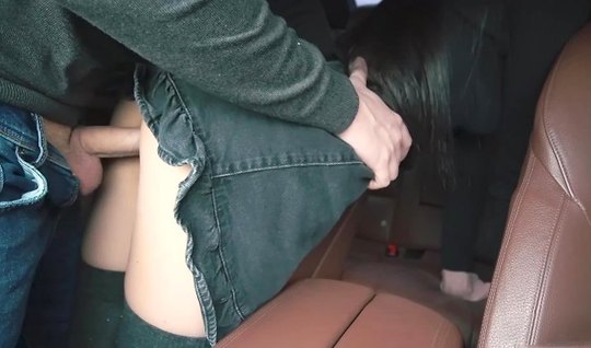 Девушка в постели подставляет киску в позе раком для домашнего порно видео
